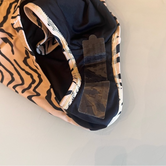 VENUS One-Piece Swimsuit Tiger Print Strappy Back High-Cut Size 8 - Picture 7 of 12